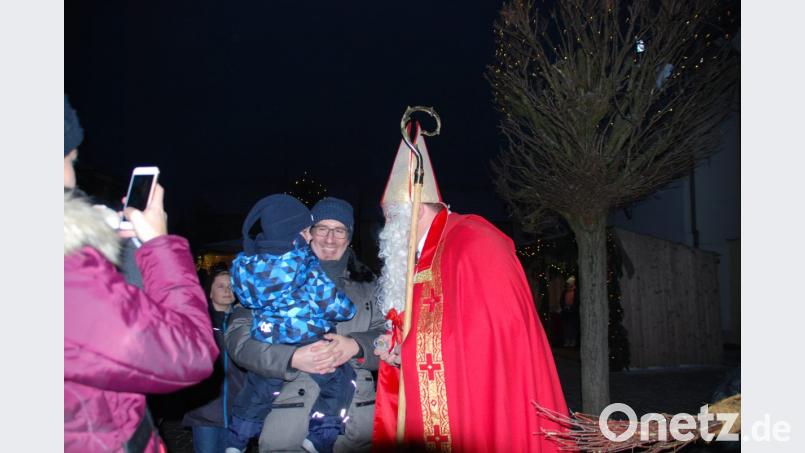 Noch einmal verteilte der Nikolaus Geschenke. Bild: enz