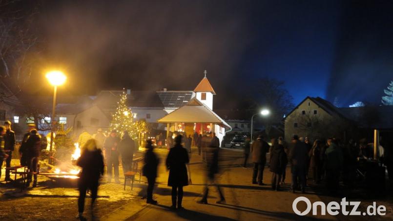 Beim &quot;Advent der Lichter&quot; versammelten sich die Bewohner von Rackenthal und ihre Gäste um Dorfplatz und Kapelle. Sie wärmten sich an Feuerstellen und tauschten sich bei heißen Köstlichkeiten aus. Bild: muk
