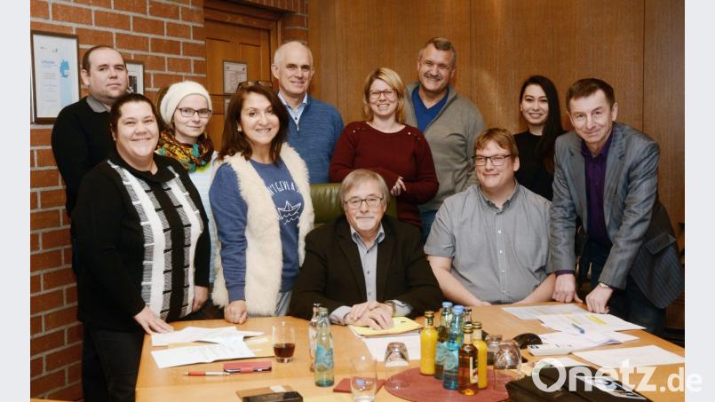 Veit Wagner (sitzend, Mitte) leitet weiterhin den Integrationsbeirat. Weitere Mitglieder sind (von links) Alexander Weber, Tüly Koc, Svitlana Ioffe, Sema Tasali-Stoll (SPD), Theo Klotz (Bürgerliste), Julia Lenhart (Bildungskoordinatorin), Hans-Jürgen Gmeiner (CSU), Alexander Grundler (Integrationsbeauftragter), Samira Aghadadashova und Waldemar Hock. Bild: Gabi Schönberger