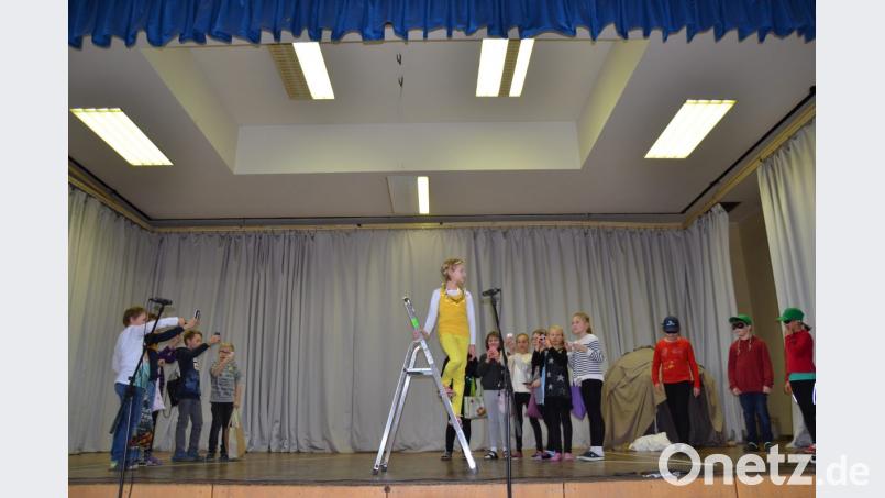 „Der entführte Weihnachtsstern“ spielt die vierte Klasse in einem Theaterstück und versetzte den Stern in unsere Zeit mit den modernen Medien. Bild: gi
