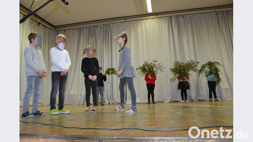 Die 3. Klasse spielt das Theaterstück zum Nachdenken „Das Weihnachtswunder“. Bild: gi