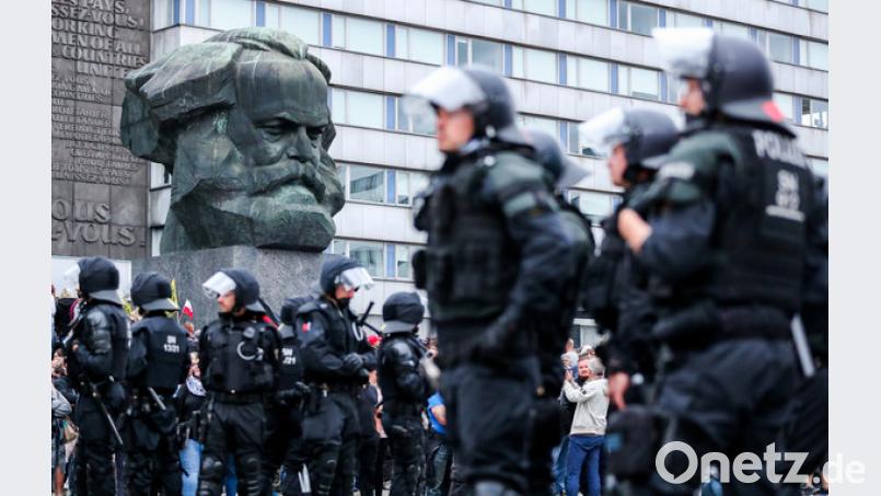 Erst Chemnitz, dann Hessen: Erneute Vorwürfe rechter Umtriebe in der Polizei. Polizisten sichern eine Demonstration der rechten Szene vor dem Karl-Marx-Denkmal. Bild: Jan Woitas/dpa