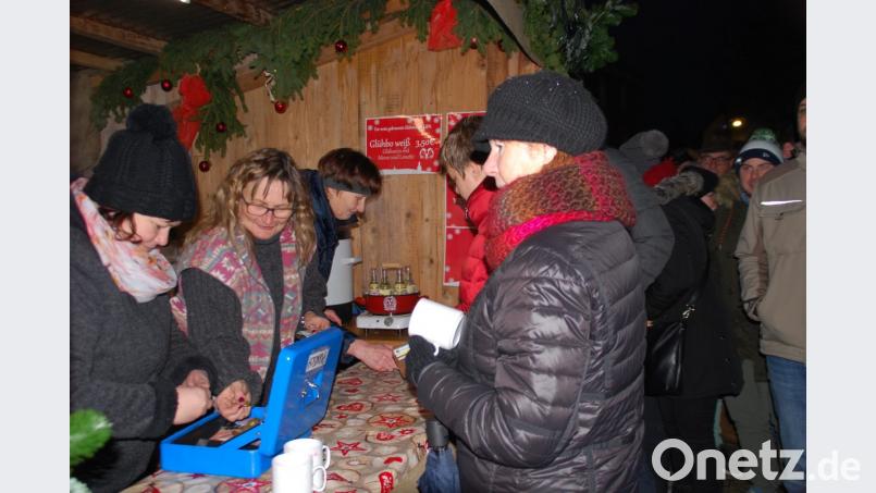 Der Glühweinstand des Fremdenverkehrsvereins war dicht umlagert. Bild: enz