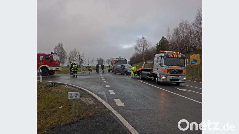 An der Kreuzung auf der B 299 Richtung Pechofen hat es schon oft gekracht. Diesmal übersah der Fahrer eines 40-Tonner einen Mercedes Vito mit Anhänger. Es kam zum Zusammenstoß. Bild: tr