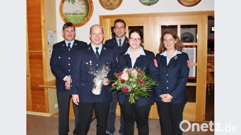 Mit einem Erinnerungskrug und einem Blumenstrauß werden Kommandant Reinhard Marzi (Zweiter von links) und seine Frau Christine (mit Blume) vom Vorstand des Feuerwehrvereins Herbert Reichl, Wolfgang Reichl und Anja Marzi (von links) verabschiedet. Bild: adj