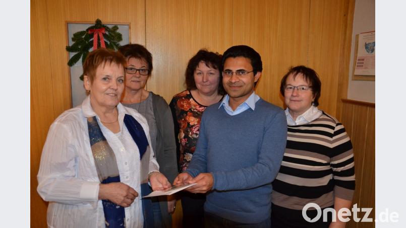 Der Vorstand des Schwarzacher Frauenbundes um Vorsitzende Christina Schwarz (links) überreichten Pater Binu Kureekattil (Zweiter von rechts) eine großzügige Spende für seine Heimat Indien, die aus dem Erlös des Verkaufs der Adventskränze beim Hüttenzauber in Weiding stammte. Marianne Eichinger (Zweite von links) wurde für 25 Jahre Mitgliedschaft geehrt. Bild: ga