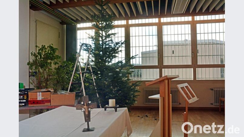 Die Vorbereitungen für Weihnachten hinter Gittern laufen. Die Kapelle der JVA Weiden ist am 24. Dezember voll. Die Insassen freuen sich über ein wenig Abwechslung von der Routine und die Extraportion Kaffee. Bild: Gabi Schönberger