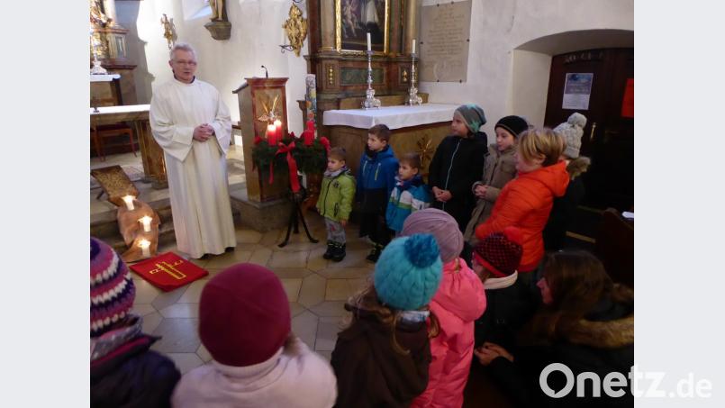 Pastoralreferent Alfred Kick gestaltete mit den Buben und Mädchen die &quot;Kinder-Kirche&quot;. Bild: exb