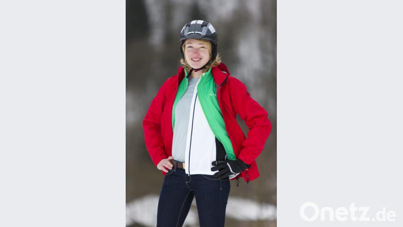 Eine wind- und wetterfeste Jacke, darunter ein Fleecepulli und ein Funktionshemd, das reicht schon, um sich bei Kälte auf dem Rad wohlzufühlen. Nicht zu vergessen die Mütze unterm Helm natürlich. Bild: Kay Tkatzik