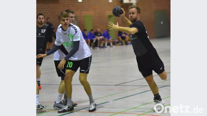 Jannis Prelle beim Torwurf: Der HC Weiden hatte sich für das Heimspiel gegen den HC Forchheim viel vorgenommen. Das BOL-Schlusslicht zeigte aber eine schwache Leistung und verlor zurecht mit 24:29. Bild: A. Schwarzmeier