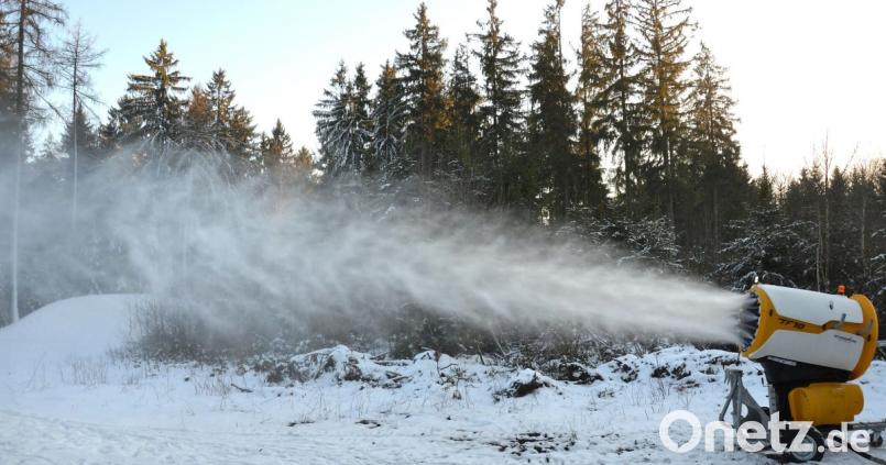 Am Rotbühl zwischen Hirschau und Freudenberg haben die Schneekanonen in den vergangenen Tagen ordentlich Eiskristalle produziert. Langlaufen ist seit Montag möglich. Bild: Wolfgang Steinbacher