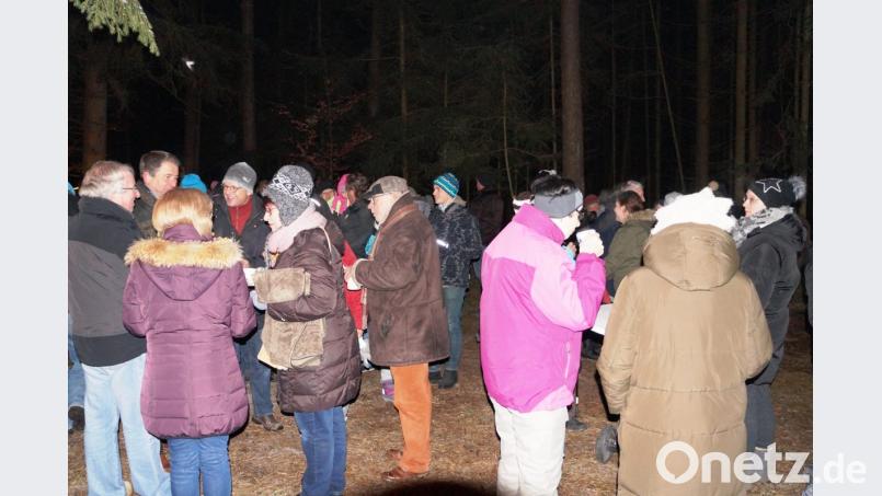 Auch das ist Viehberger Waldweihnacht: Gemütliches Beisammensein
mit Glühwein und selbst gebackene Plätzchen. Bild: oe