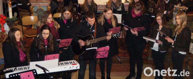 Der Chor „Ganz und Gar-U-20“ war international aufgestellt und erfreute mit englischen Weihnachtsliedern. Bild: weu