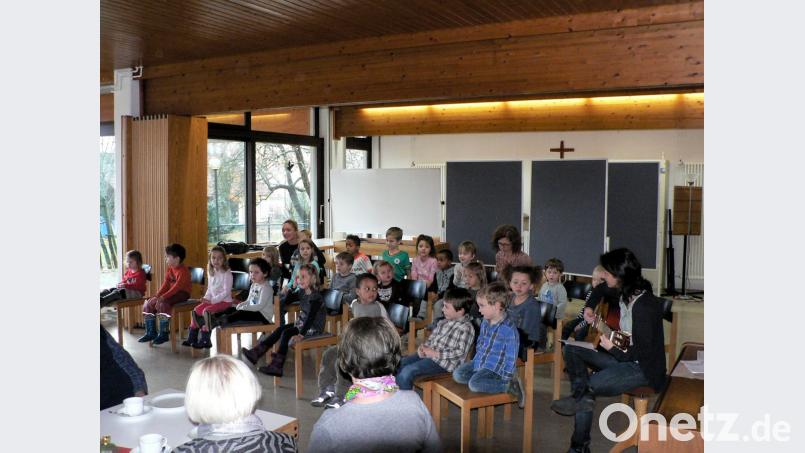 Die Mädchen und Buben vom „Haus der kleinen Füße“ überraschen die Senioren der evangelischen Kirchengemeinde bei ihrer Adventsfeier mit weihnachtlichen Liedern. Bild: ww