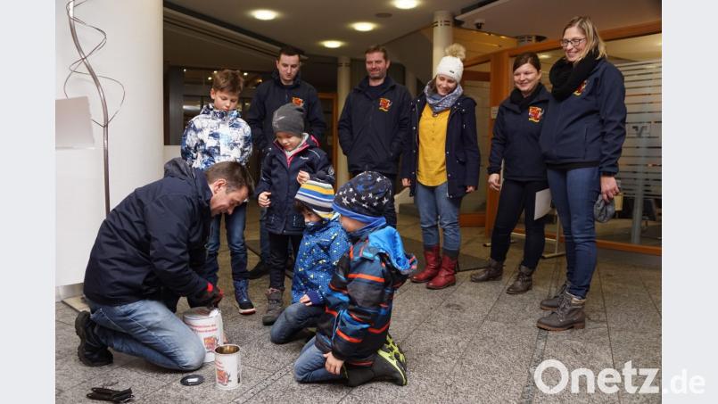 „Oberfeuerdrachenbändiger“ Alexander Danzer hat das Vergnügen, die Spardosen unter den gespannten Augen der Feuerdrachen Benedikt, Annika, Jannik und Felix (von links) zu öffnen. Bild: bkr