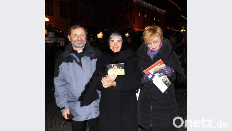 Marcela Brabačová, Kulturreferentin der Stadt Cheb (rechts), bedankt sich bei der Regionalbischöfin Dr. Dorothea Greiner und bei Pfarrer Petr Chamrád. Bild: gjb