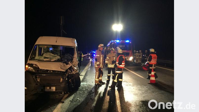 Zurück blieb nach der Kollision nahe dem A6-Parkplatz am Laubenschlag der demolierte Kleintransporter. Der zweite Beteiligte, unterwegs mit einem Sattelzug, fuhr einfach weiter. Bild: Unger, Heike