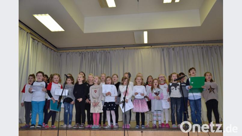 Der Schulchor unter der Leitung von Musikschulleiter Wolfgang Ziegler gestaltet die Weihnachtsfeier mit Weihnachts- und Winterliedern mit. Bild: gi