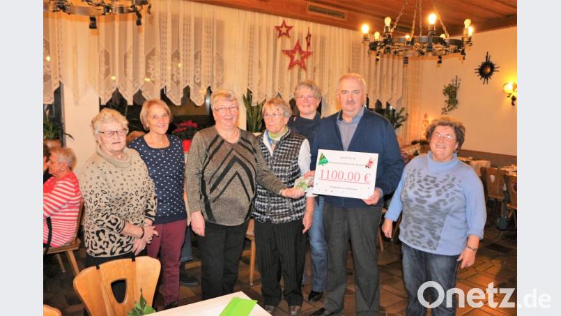 Edeltraut Höhne (Dritte von links) und Irene Gmeiner (Erste von links) überreichen ihre Spende an die Abordnung der Kinderkrebshilfe Oberpfalz Nord mit Vorsitzemdem Herbert Putzer (Zweiter von rechts) an der Spitze. Bild: tu