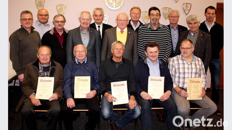 Das Kfz-Handwerk zeichnet langjährige Mitglieder aus. Der Fachverein geht mit einer bewährten Vorstandschaft künftige Aufgaben an. Bild: R. Kreuzer