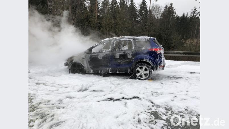 Schaumteppich auf der Autobahn - die Feuerwehren aus Haselmühl, Theuern und Ebermamnnsdorf löschten das brennende Auto. Bild: egl