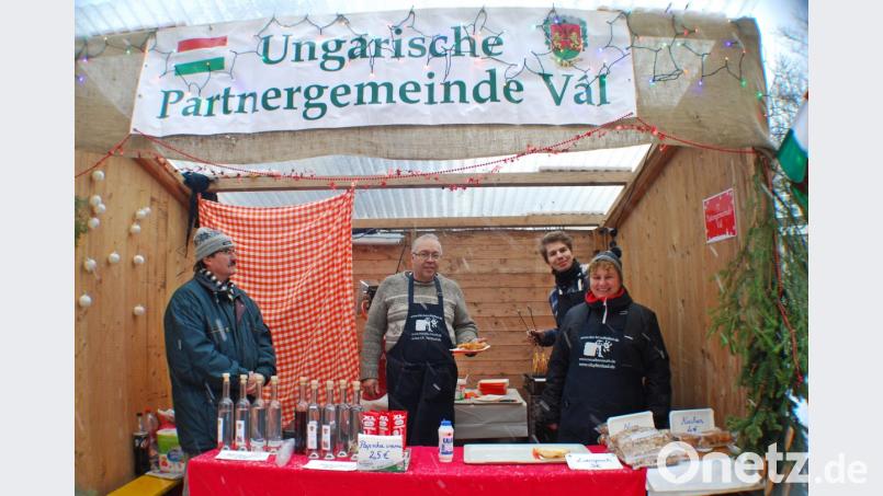 Die ungarische Partnergemeinde Vál bot Lángos und Palinka an. Bild: enz