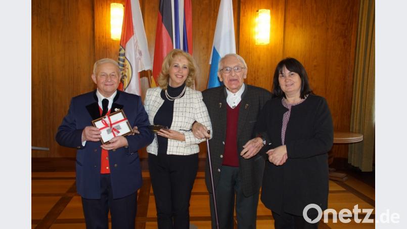 Vorsitzender und Dirigent Andreas Wirnshofer, Stadträtin Aliki Alesik, Landsmannschaft-Vorsitzender Albert Tischler und Bürgermeisterin Birgit Höcherl (von links) beim Empfang im Nürnberger Rathaus. Bild: mmj