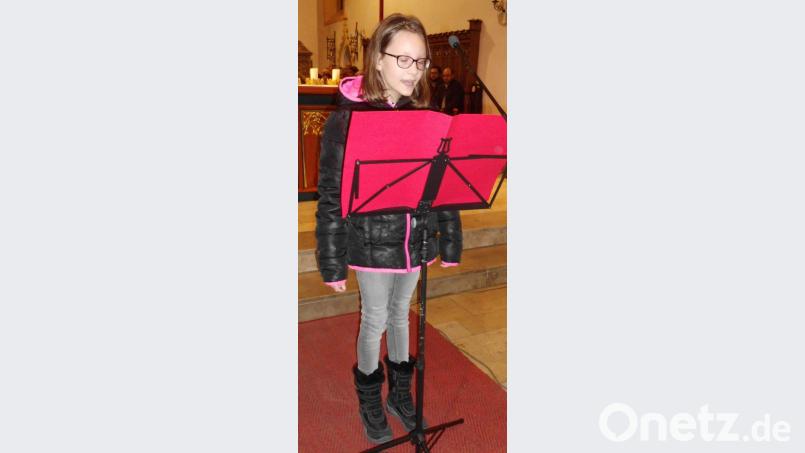 Einen herzigen Akzent setzte Christina Luber. Von Saskia Krügelstein am E-Piano begleitet, brillierte die selbstbewusste Neunjährige bei den aus der Feder von Rolf Zuckowski stammenden Liedern „Winterzeit, Weihnachtszeit“ und „Freu dich“ mit ihrer hellen, klaren Stimme. Bild: u