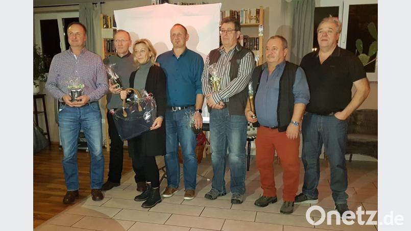 Vorstand Markus Dorschner (links) durfte langjährige Mitglieder für ihre Zugehörigkeit zum Verein auszeichnen. Bild: ksi