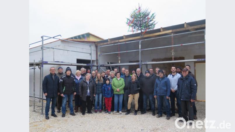 Sehr stolz auf die Helfer zeigt sich Bürgermeister Werner Nickl (links) beim Hebfest für das Dorfgemeinschaftshaus. Thomas Heining (rechts neben ihm) ist der Motor dieses Bauprojekts. Bild: jzk