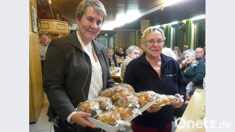 Der alte Brauch des &quot;Seelenweckerlgehens&quot; an Allerheiligen wird auch beim Advents-Hutzaabend des Zitherclubs lebendig. Einige Besucher bekommen Spitzl zugelost. Bild: prh