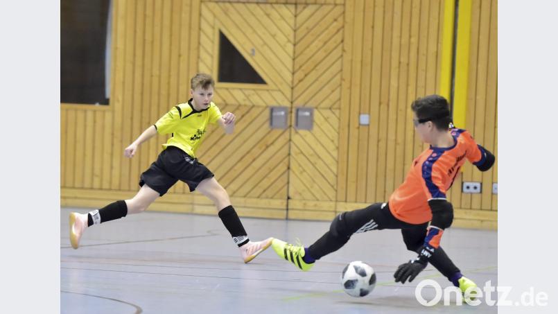 Szene aus dem Spiel: FC Amberg (links) gegen den TSV Kareth-Lappersdorf Bild: Hubert Ziegler