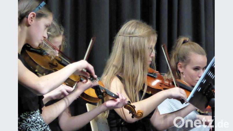 Einige Violinspielerinnen des Orchesters. Bild: fsb