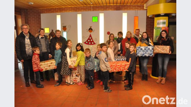 Mädchen und Buben aus den Vohenstraußer Schulen unterstützen die Aktion der Johanniter-Weihnachtstrucker. Bild: dob