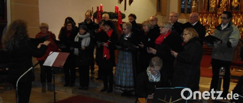 Mit dem traditionellen Adventslied „Macht hoch die Tür“ wurde das Adventsingen vom Gemischten Chor unter Leitung von Jana Müller eröffnet, der anschließend die Lieder „Wieder naht der heilige Stern“ und „Jesus unser Retter naht“ stimmungsvoll interpretierte. Bild: u