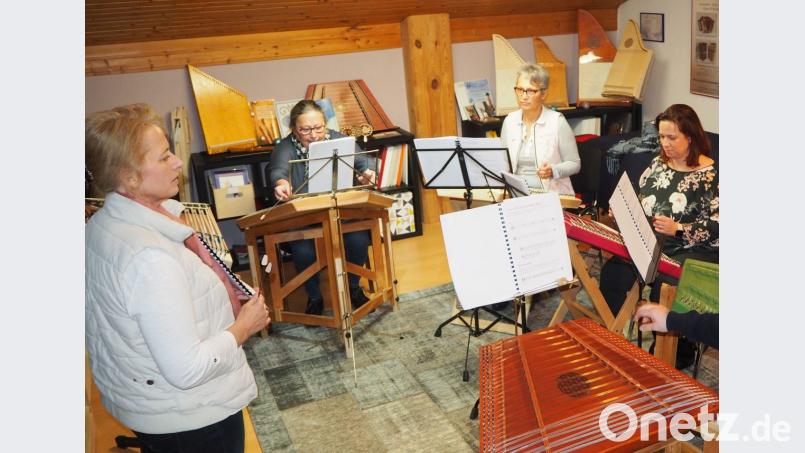 Die Frauen lernen unter Anleitung von Sandra Lang im Musikantenladl Hackbrett. Bild: krb