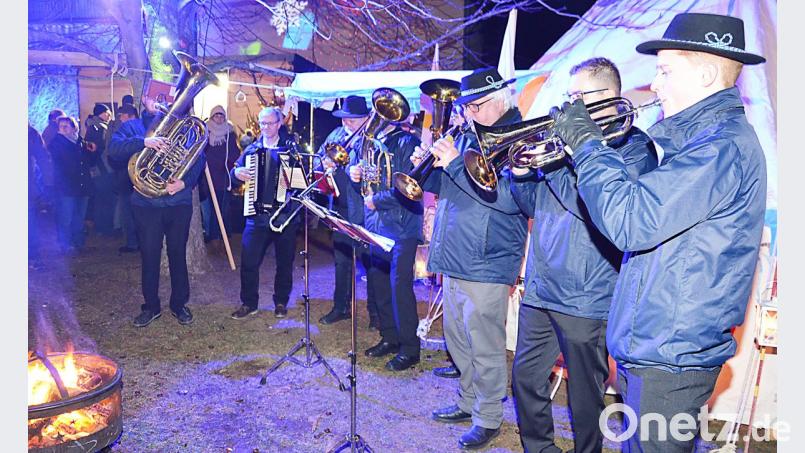 Weihnachtliche Weisen lässt die Blaskapelle zur musikalischen Unterhaltung der Gäste erklingen. Bild: ü