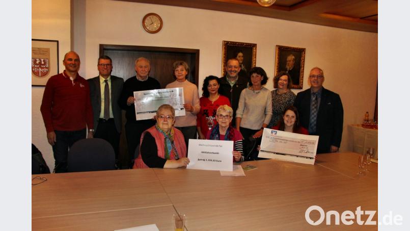 Bürgermeister Winfried Franz (rechts) begrüßt die Weihnachtsaktion der Neukirchener Geschäftswelt und freut sich mit den Empfängern, die dieses MAl von den Spenden profitieren. Bild: ds