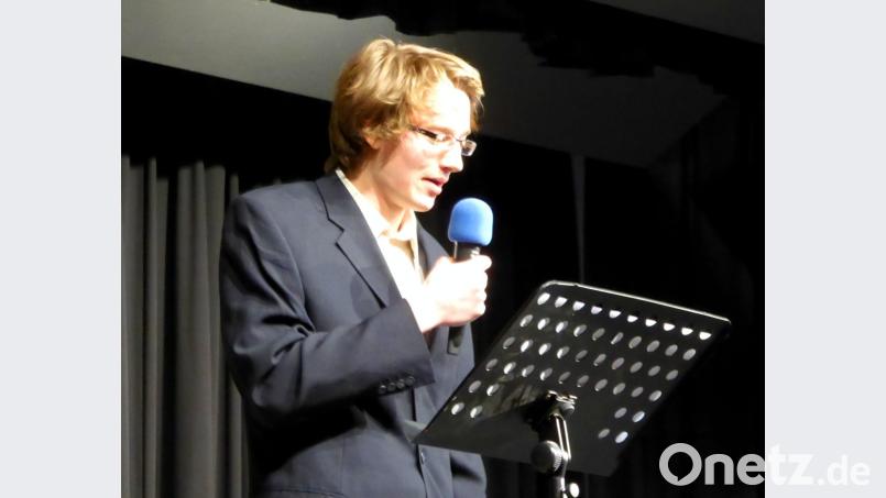 Schüler Adrian Weißenberg bei seinem originellen Mundartvortrag. Bild: fsb