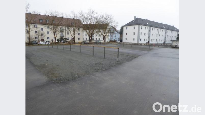 Eine saubere Sache: Der Parkplatz beim Stadtfriedhof ist befestigt. Ab sofort kann dort wieder frei geparkt werden. Bild: exb