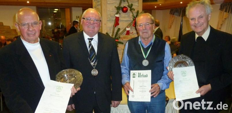 Bürgermeister Heinz Weigl (Zweiter von links) überreichte an Bernd Wetzel (links) und Lothar Kittelberger (rechts) den Ehrenteller der Stadt und dankte für das jahrzehntelange Engagement. Max Zinnbauer erhielt die Silberne Bürgermedaille für mehr als 30 Jahre Heimatforschung. Bild: Portner
