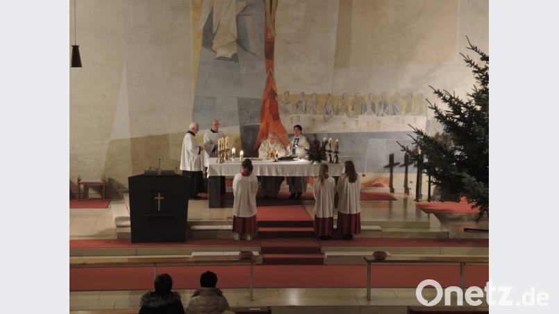 Pfarrer Andreas Straub (Mitte) und Pater Samuel Patton (rechts) konzelebrieren den Festgottesdienst. Bild: hzi
