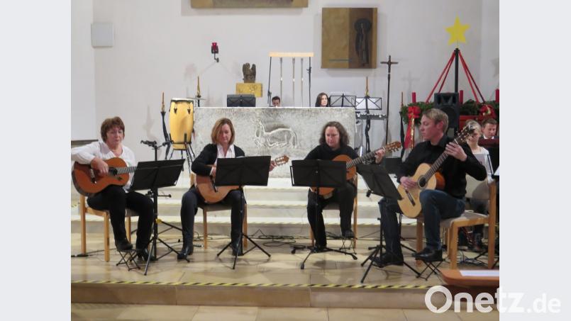 Musiklehrer Sebastian Koch (rechts) hatte zwei Musikstücke mit seine Gitarren-Gruppe einstudiert. Bild: jzk