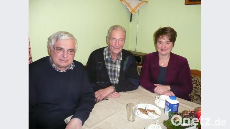 Bürgermeisterin Sonja Meier (rechts) und Pfarrer Eugen Wismeth (links) gratulierten Johann Zeitler zum 80. Geburtstag. Bild: amö