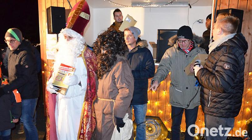 Der Nikolaus präsentiert das Sammelalbum. Bild: ü