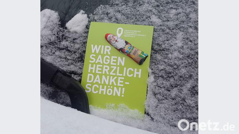 Wer richtig geparkt hat, bekommt in diesen Tagen in Amberg eine "grüne Karte" und einen Schoko-Nikolaus. Bild: Simone Reinhardt