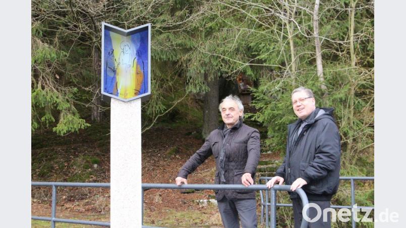 Direktor Manfred Striegl (rechts) freut sich über die neuen Stelen am Kreuzweg in Johannisthal, die Künstler Erwin Otte (links) geschaffen hat. Bild: Lowak