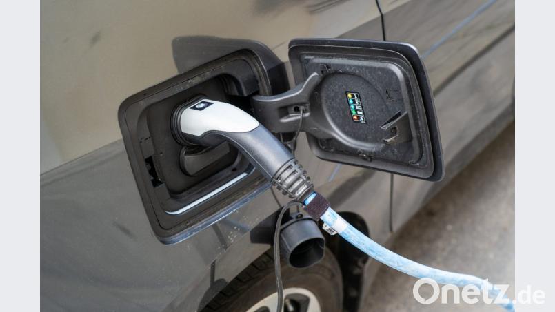 Elektroauto beim Aufladen an einer Stromtankstelle. Bild: Peter Kneffel/dpa