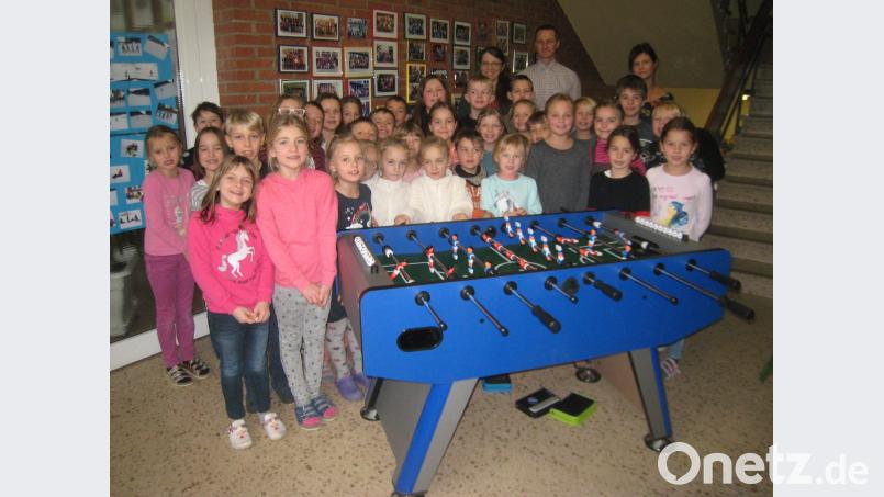 Die Kinder freuen sich über ihren neuen Kickertisch. Bild: tok