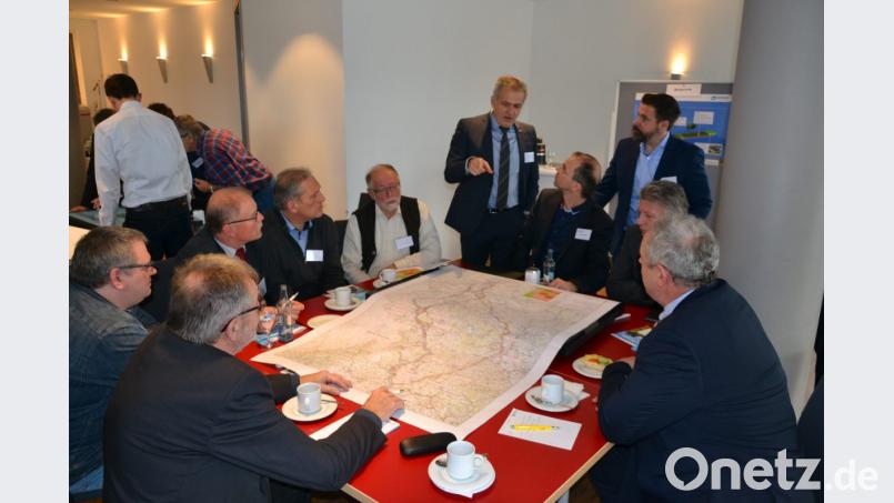 Beim planungsbegleitenden Forum zum Süd-Ost-Link diskutieren Bürgermeister, Behörden- und Verbandsvertreter in kleinen Arbeitsgruppen mit Tennet-Mitarbeitern. Dabei informiert sich Mitterteichs Bürgermeister Roland Grillmeier (Mitte, stehend) bei Teilprojektleiter Dr. Jörg Hübner (rechts, stehend). Bild: rti